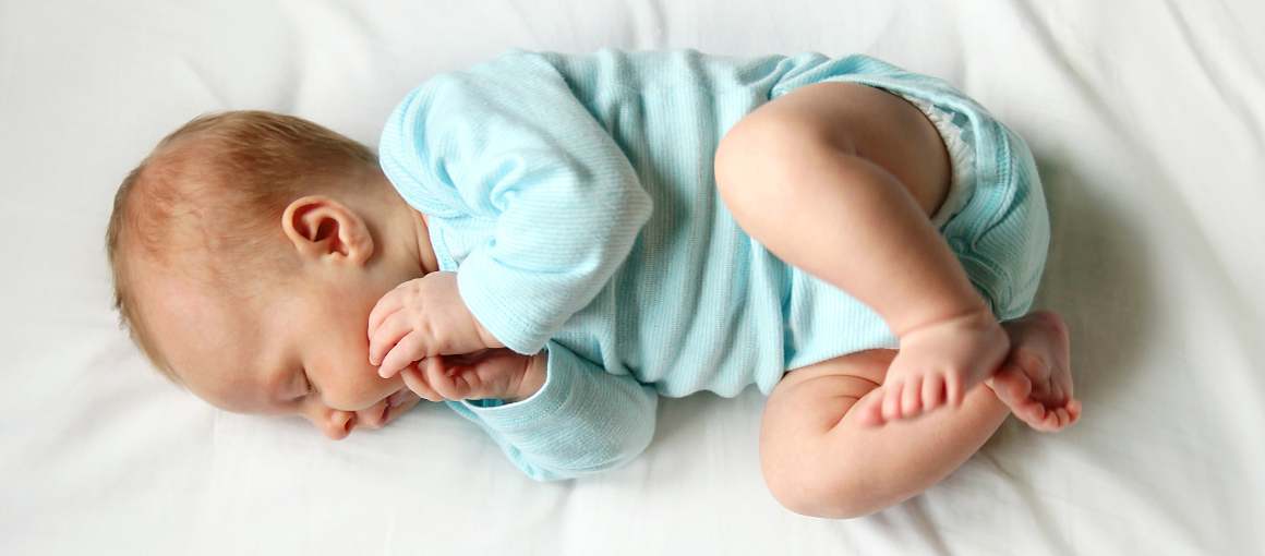 Etablering af rutiner for bedre søvn hos spædbørn