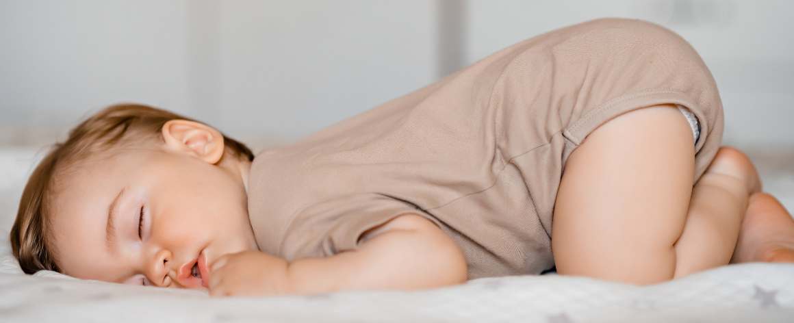 Hvornår kan babyer sove sikkert på maven?