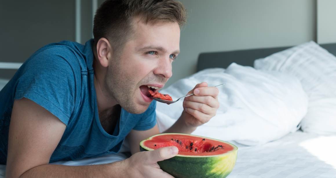 Hvorfor spisning før sengetid kan hjælpe med vægttab