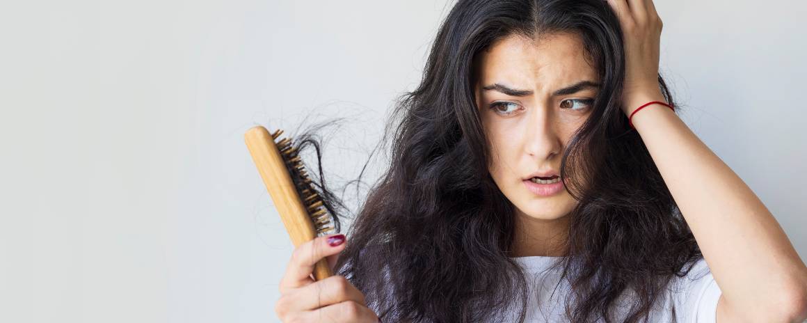 Hvad forårsager svagt, beskadiget hår?