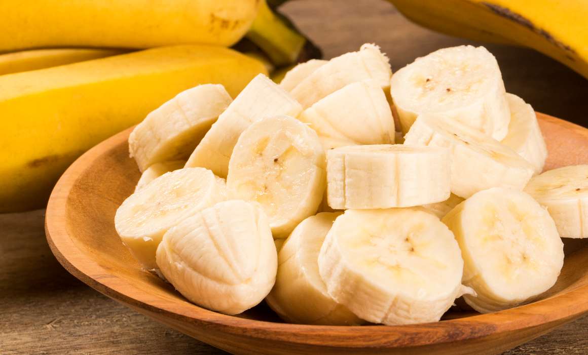 Find ud af, om bananer er en pålidelig kilde til magnesium. Bananer er populære og næringsrige frugter, men de rangerer ikke særlig højt, når det gælder magnesiumindhold, sammenlignet med andre fødevarekilder. Selvom bananer indeholder en del magnesium, bør det ikke betragtes som en tilstrækkelig kilde. For at sikre, at du får tilstrækkelige mængder, anbefaler eksperter, at du indarbejder andre former for magnesiumrige fødevarekilder såsom bladgrønt, nødder og frø, fuldkorn i din daglige kost som en kilde til tilstrækkeligt magnesiumindtag.