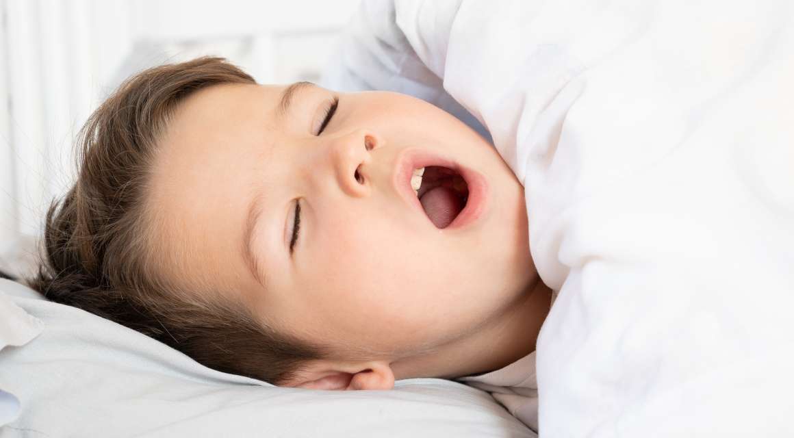 Hvad forårsager snorken hos børn?